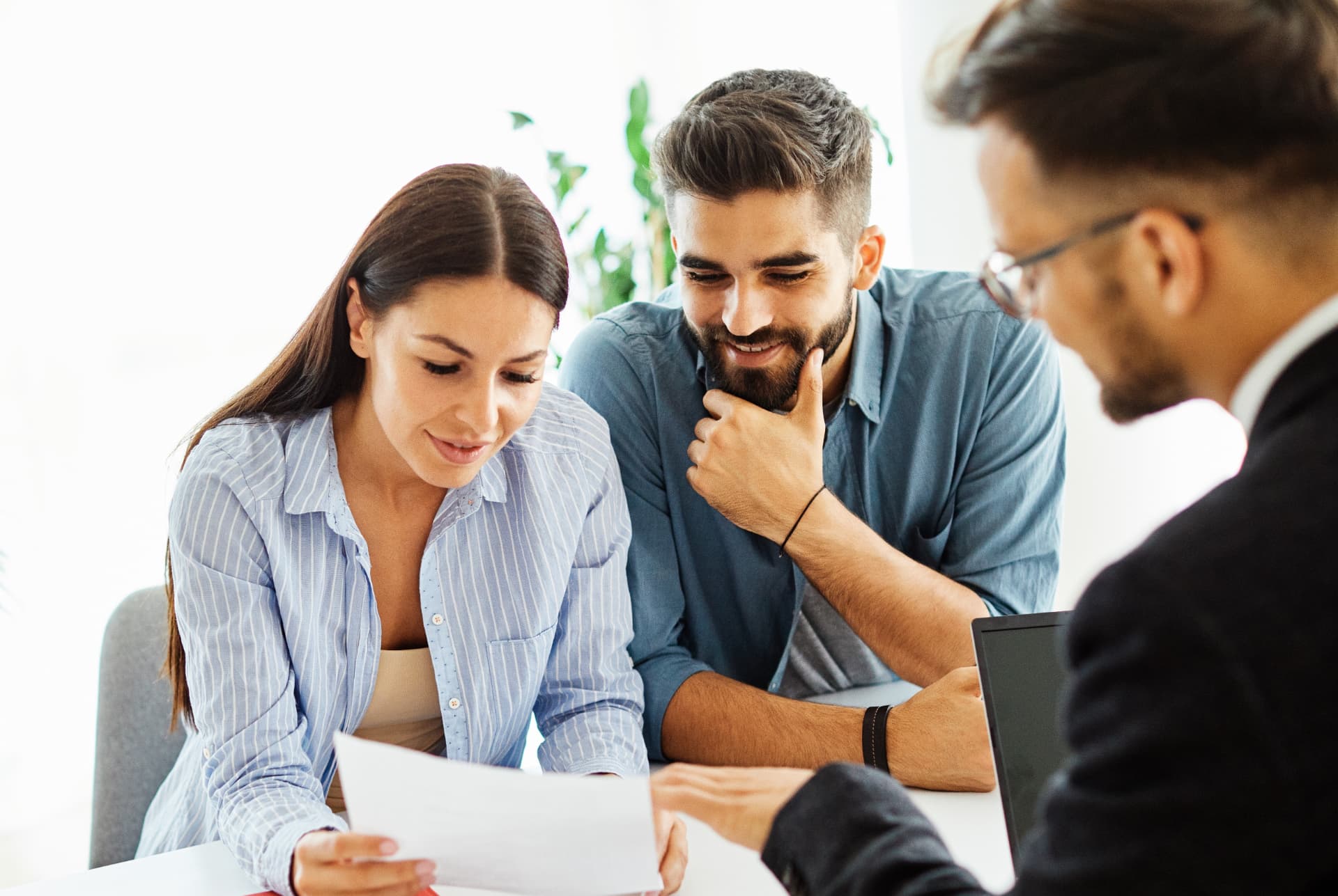 Consulente Time che mostra la valutazione a una coppia