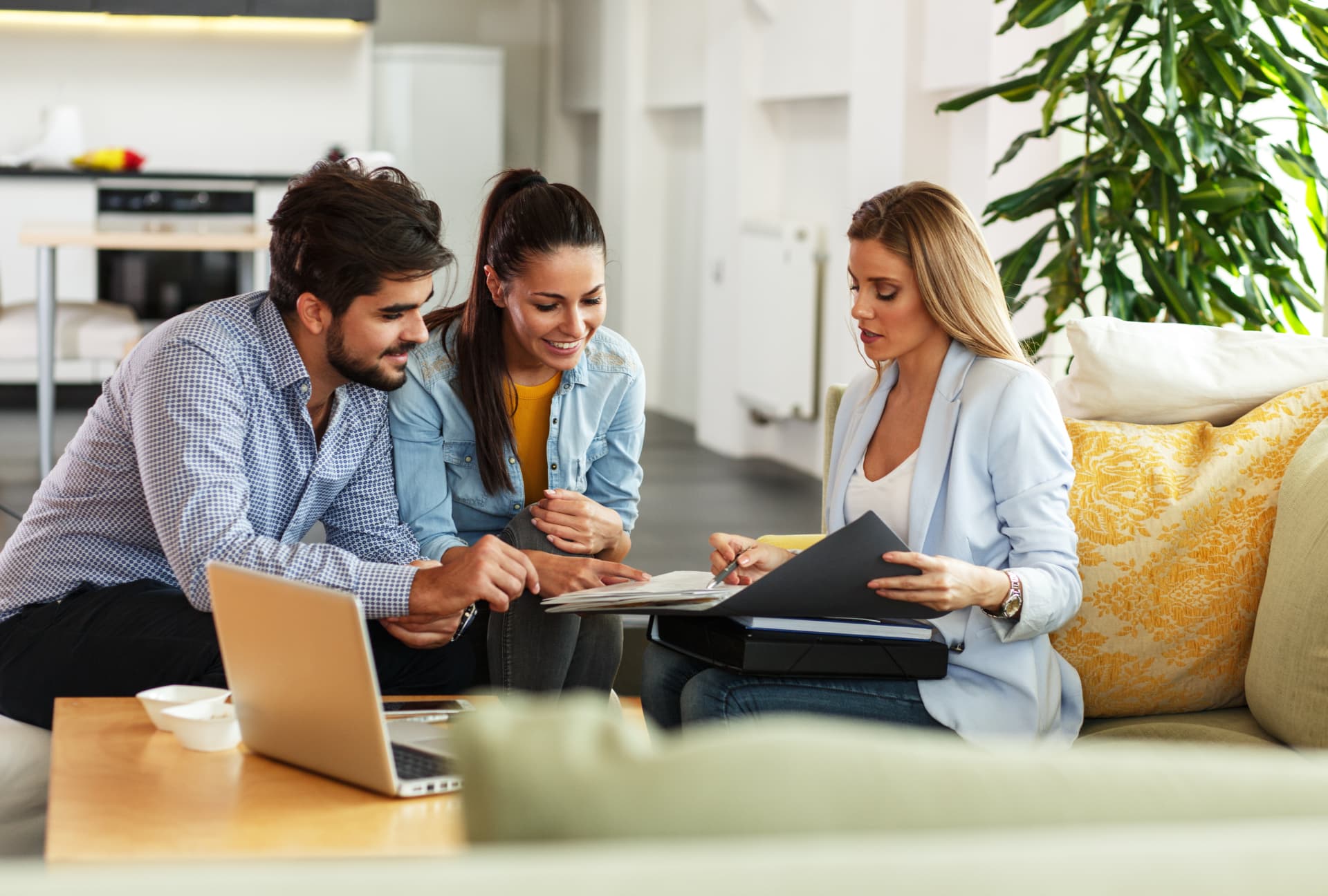 Consulente Time che segue una coppia nella vendita di casa